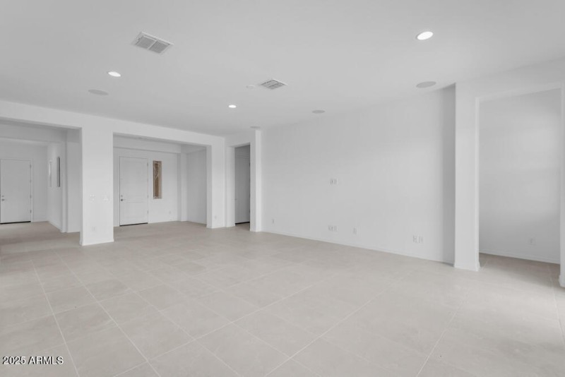 8825 W Vermont Avenue - Ready Now