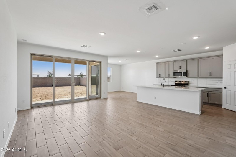 9-web-or-mls-S 95th Dr-S1207-009