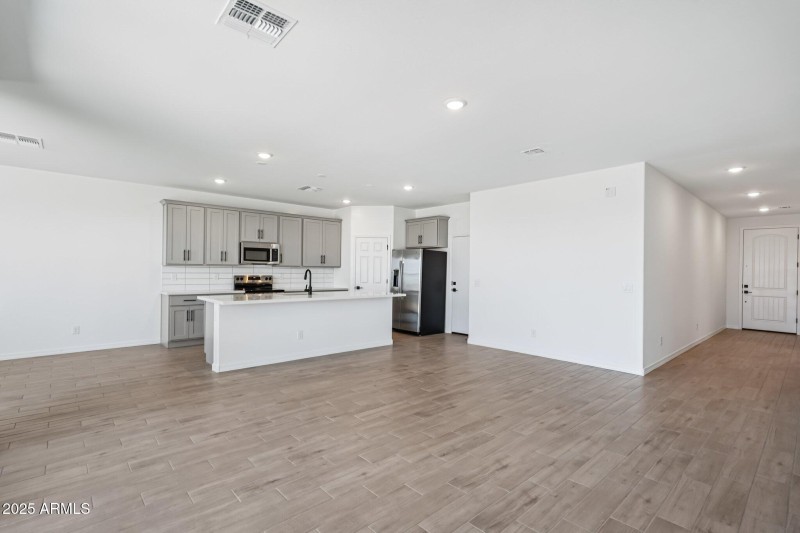 12-web-or-mls-S 95th Dr-S1207-010