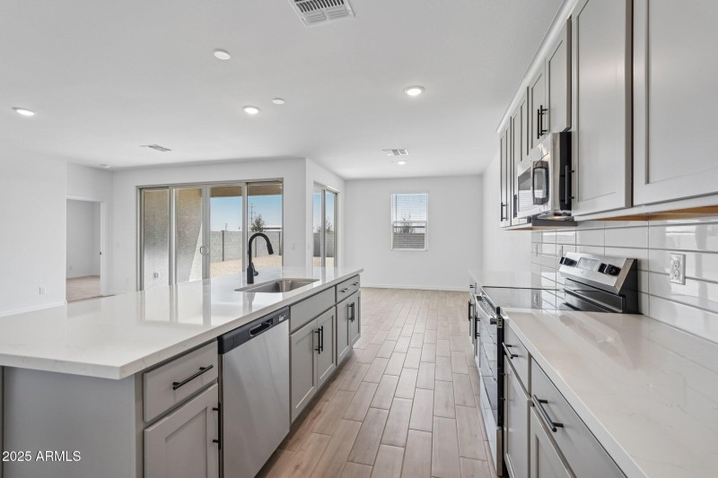 15-web-or-mls-S 95th Dr-S1207-013