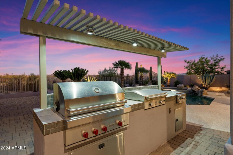 Outdoor Kitchen & Grill