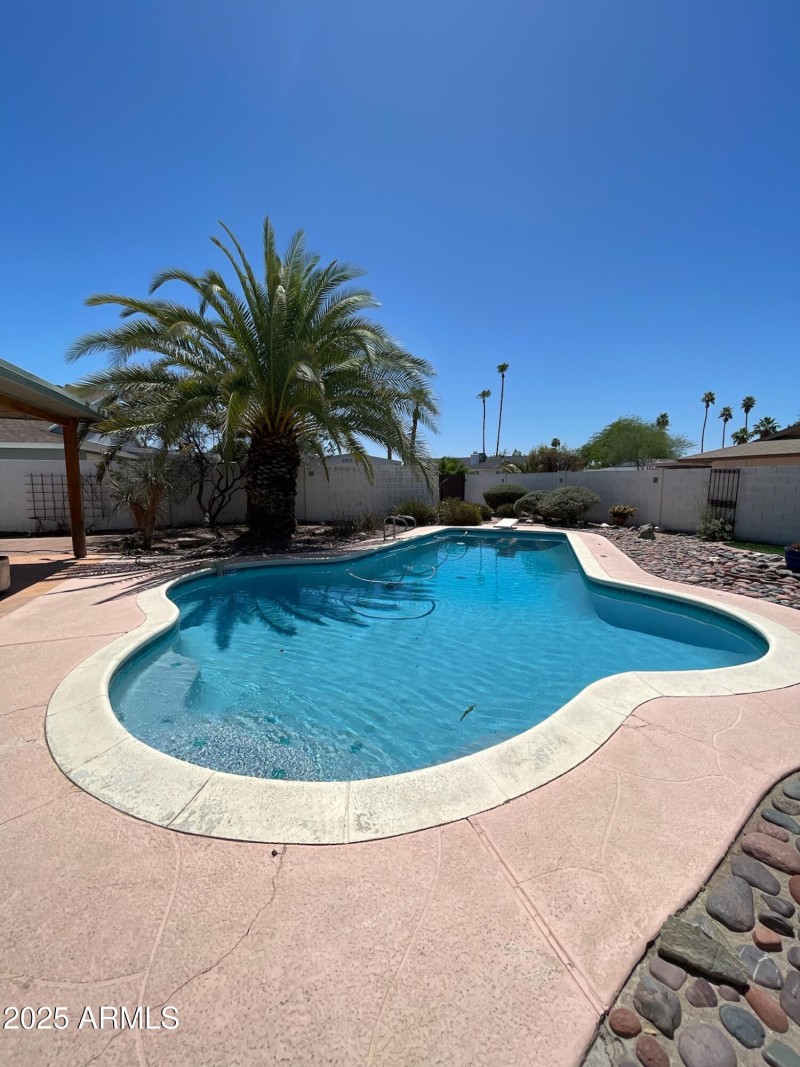 1407 E Laguna Dr
