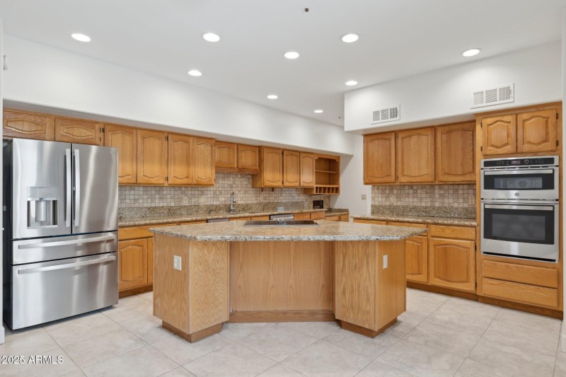 16-web-or-mls-8100-e-camelback-rd-unit-6