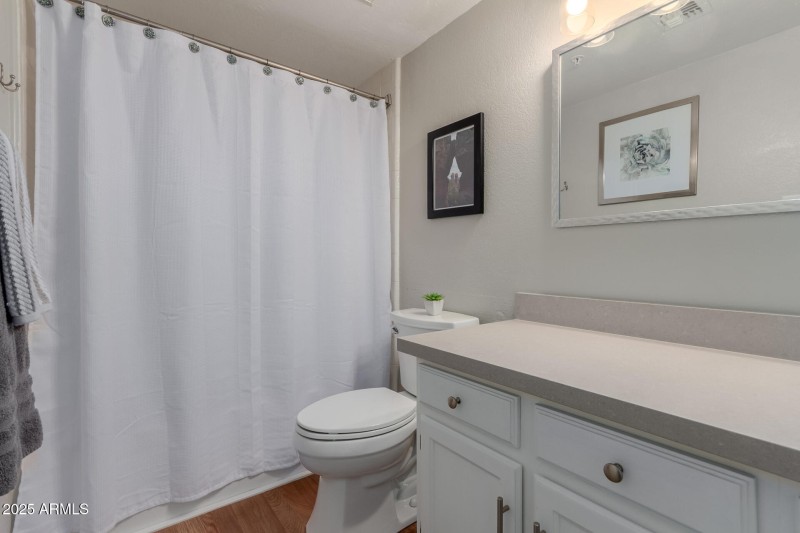 Main level full bath w/jetted tub