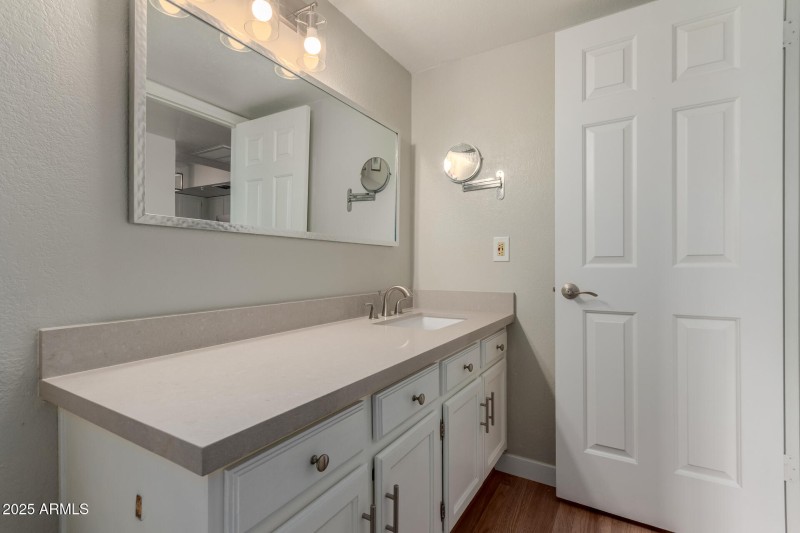 Main level full bath w/jetted tub
