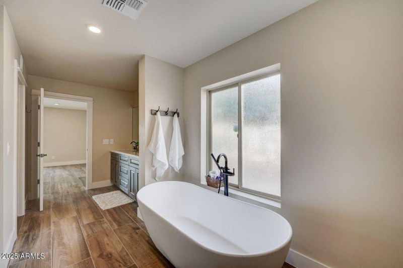 2322 Primary bath 001