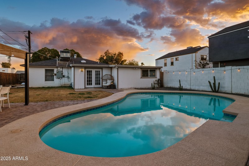 Backyard w/ heated diving Pool