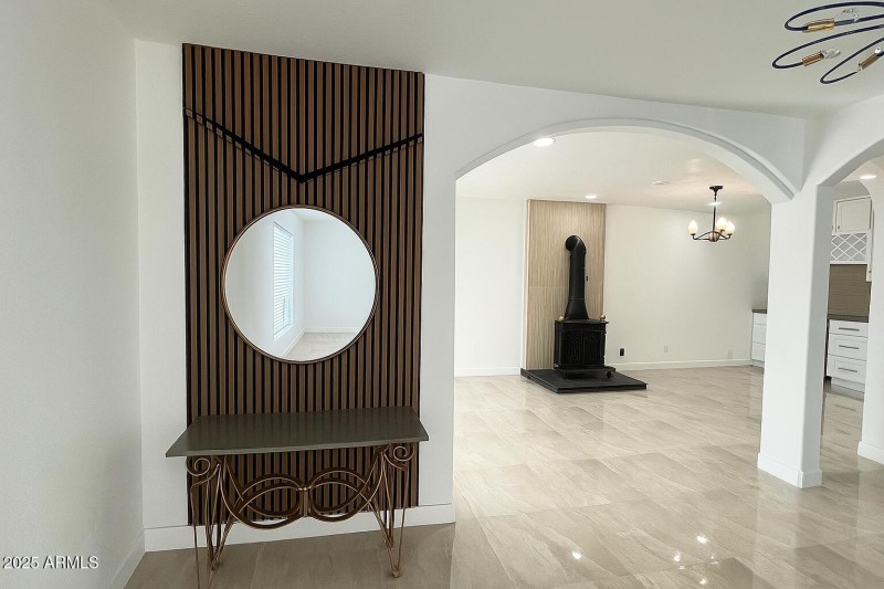 Feature wall w fireplace