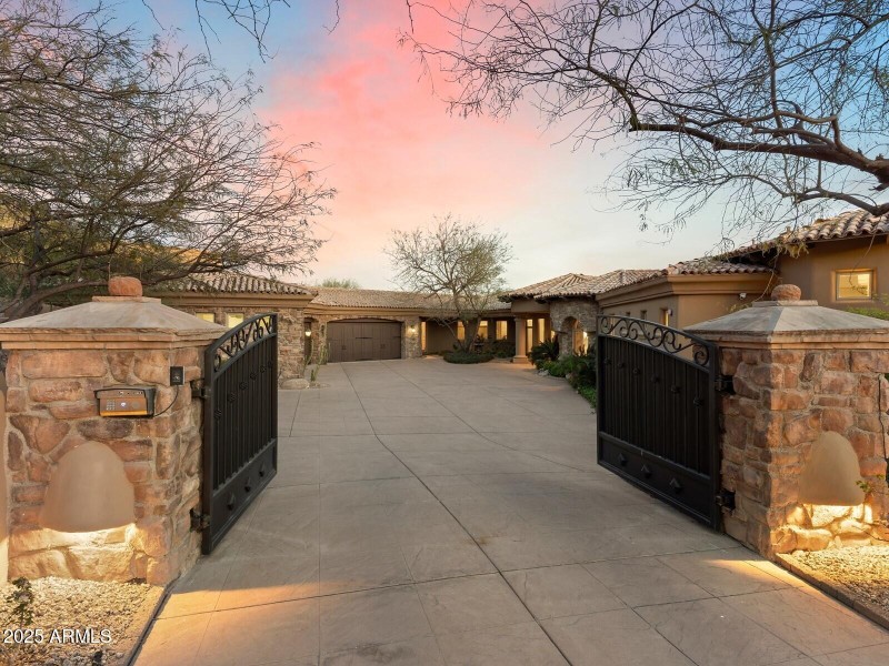 007_Private Gated Entrance