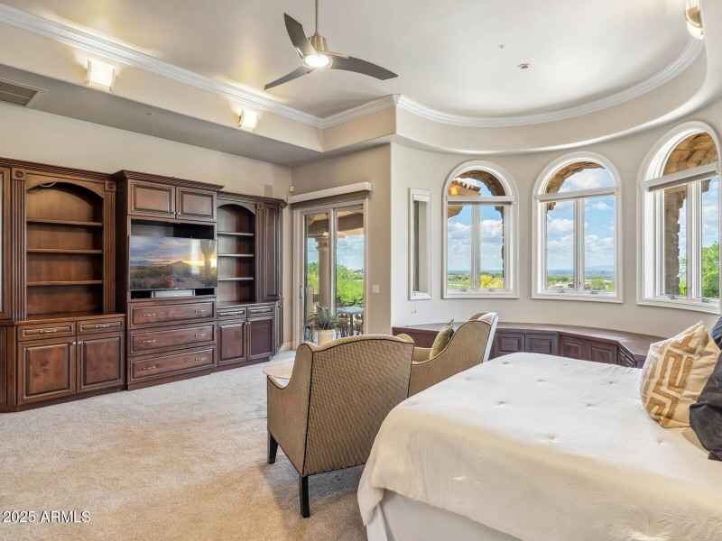 034_Suite with Custom Built-Ins