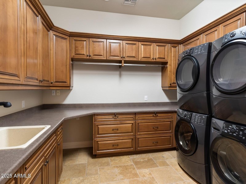 048_Spacious Laundry Room