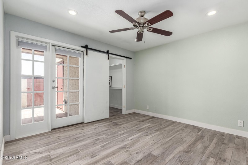 05PrimaryBedroom01