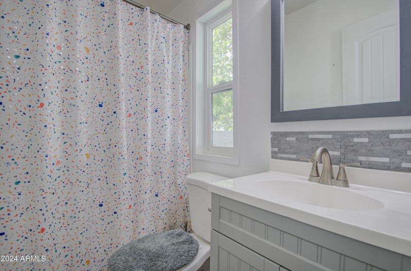 Bathroom 2-pic 2