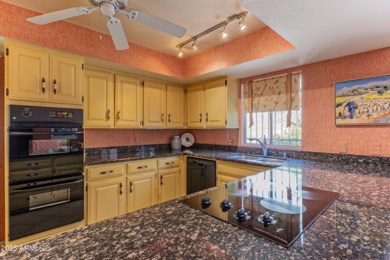 Kitchen w/ ample counter space