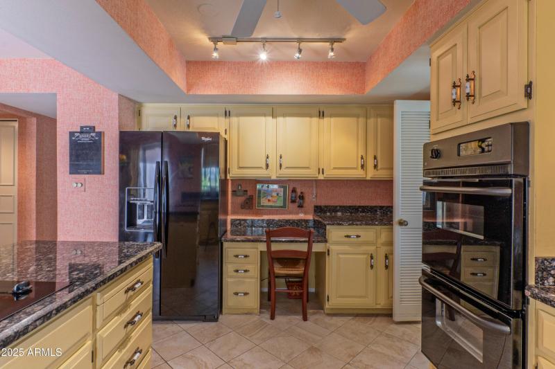 Kitchen w/ buit-in desk