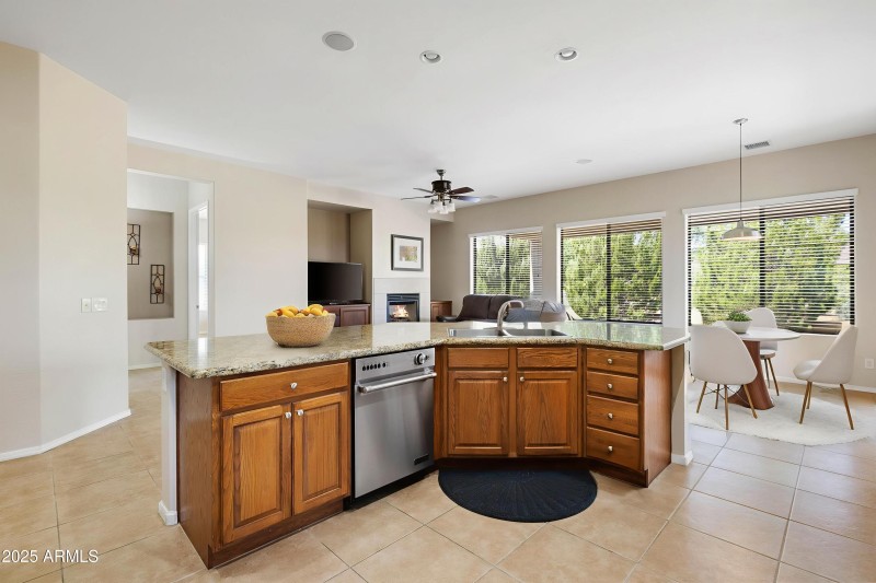 18-Kitchen-to-Family-Room - Kitchen - St