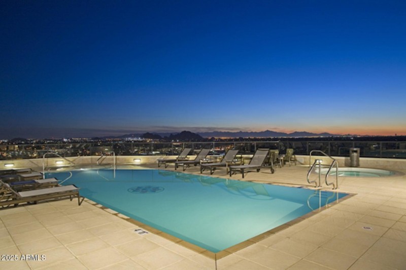Roof top pool & jacuzzi
