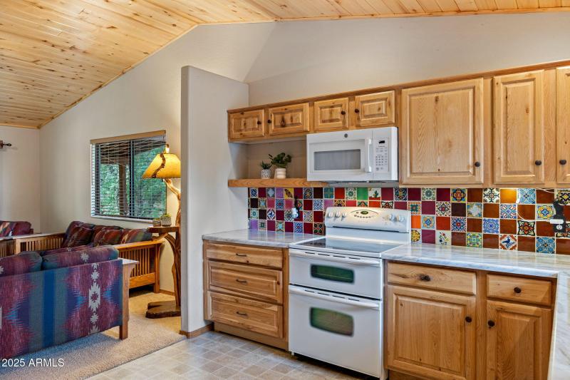 CUSTOM TILE BACKSPLASH