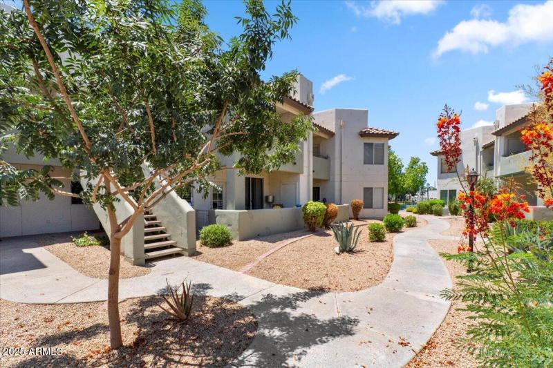 Moderate HOA dues