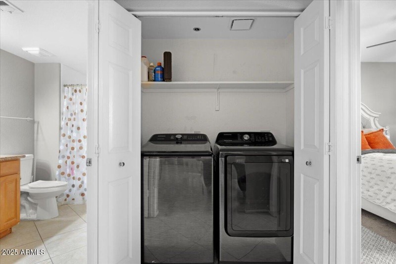 Spacious laundry W/D stay