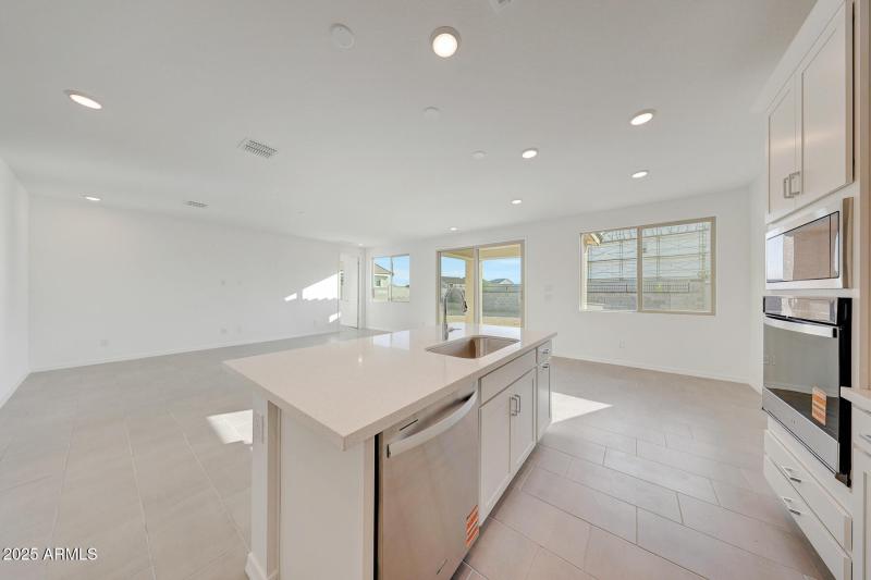 PHX_TylerRanch_Lot 2075_Lagoon_3864_Kitc