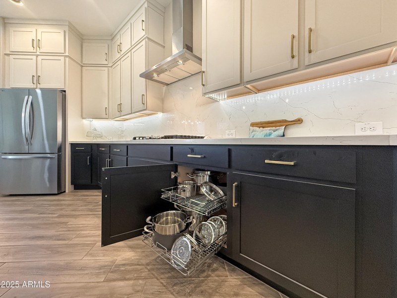 Pull-out pot and pan organizer: