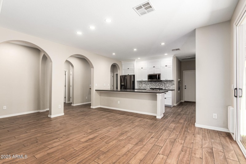 Kitchen & Dining