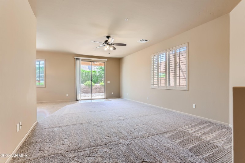 SPACIOUS LIVING ROOM