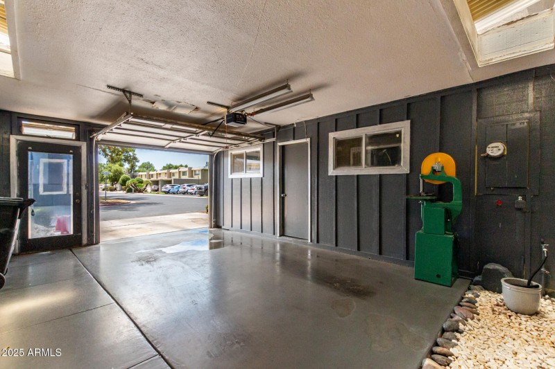 1 Car Garage