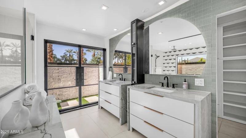 4434 E Camelback Rd Unit 128 bathroomVan