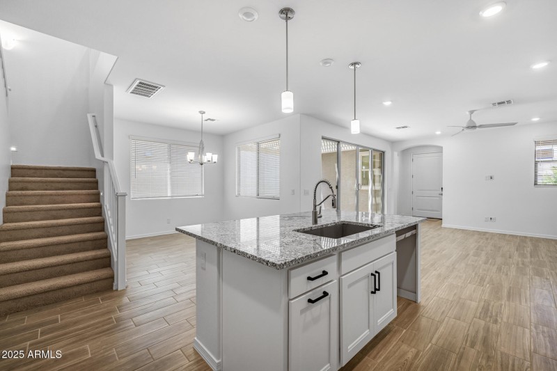 10)KITCHEN