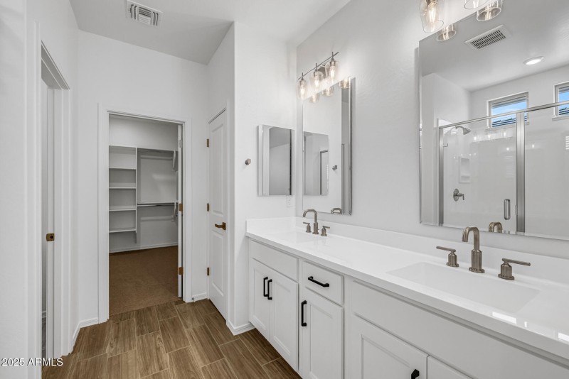 18)MASTER BATH UP