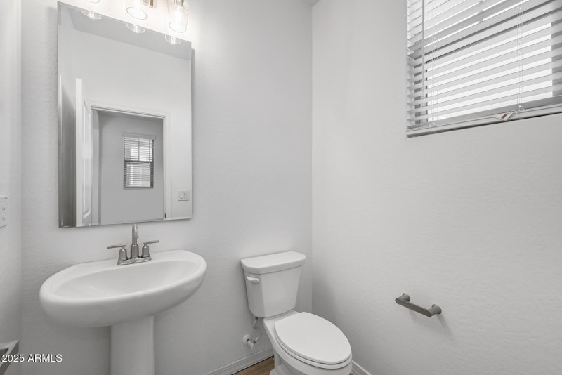 23)POWDER ROOM