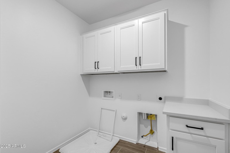 24)LAUNDRY ROOM