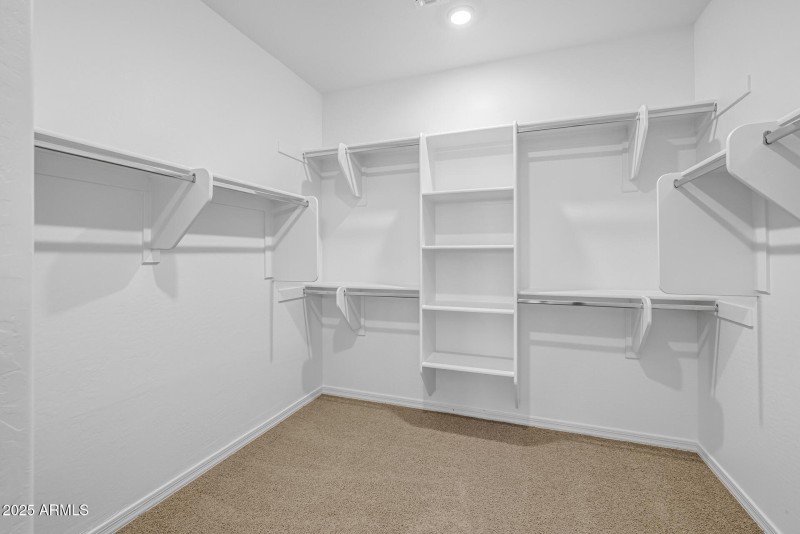 25)MASTER CLOSET