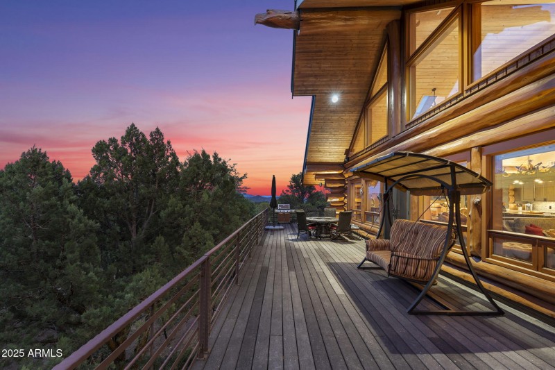 Expansive deck