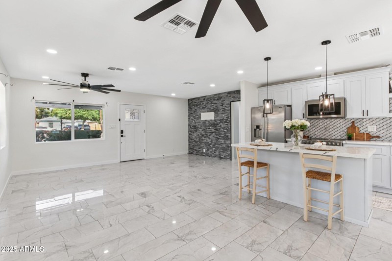 13-web-or-mls-N 20th St-L2207-011