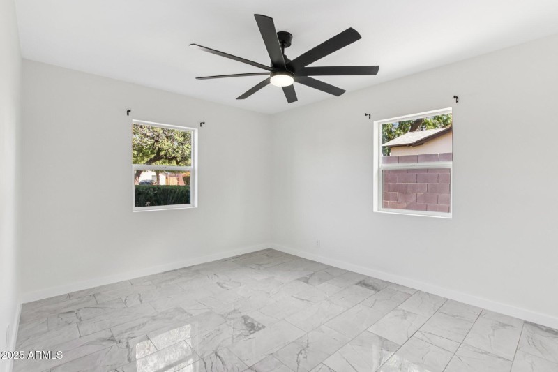 19-web-or-mls-N 20th St-L2207-017