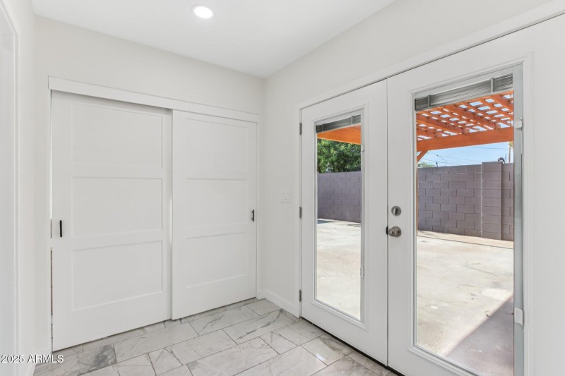 24-web-or-mls-N 20th St-L2207-022