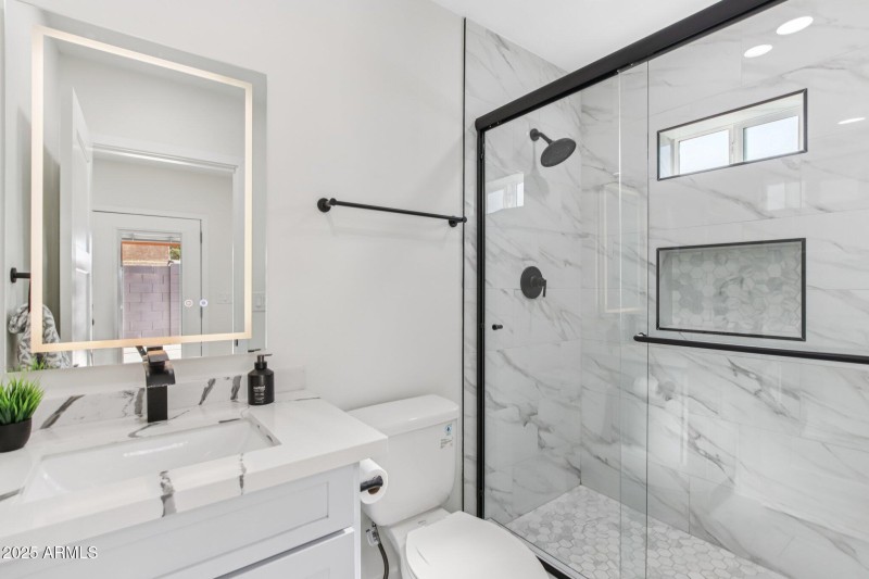 25-web-or-mls-N 20th St-L2207-023