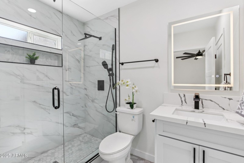 37-web-or-mls-N 20th St-L2207-035