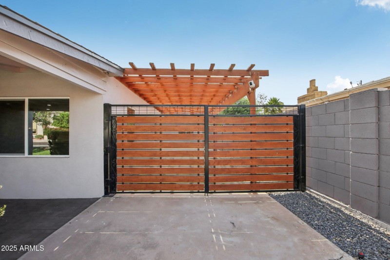 38-web-or-mls-N 20th St-L2207-036