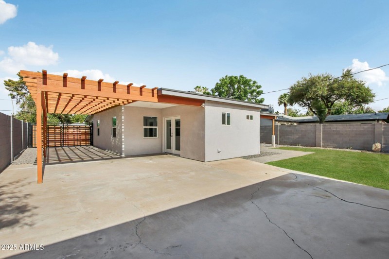 42-web-or-mls-N 20th St-L2207-040