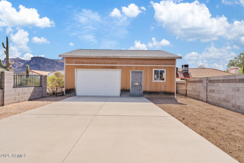 Detached garage