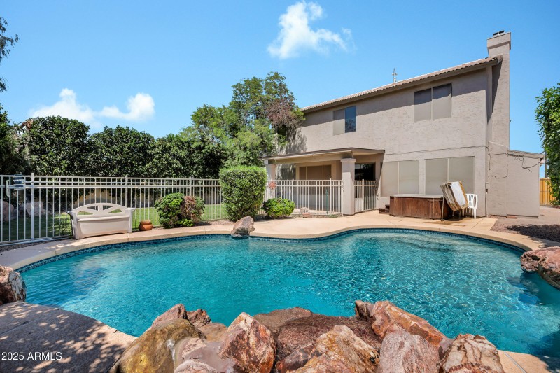 Sparkling Pool w/ Waterfall