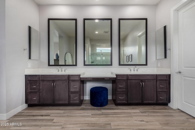 Double sinks w/makeup vanity