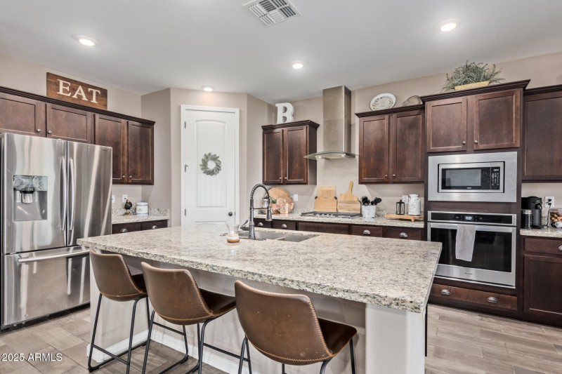 Gourmet Kitchen w large island
