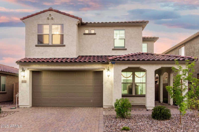 02 - Exterior Front