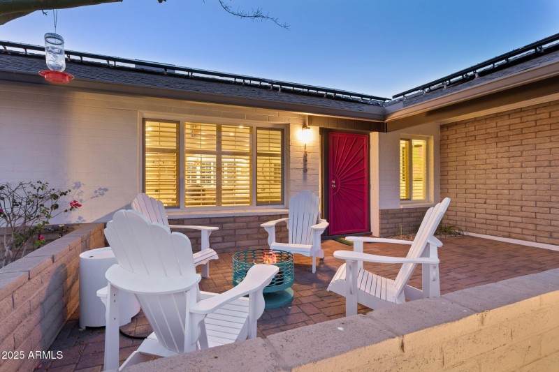 Cute front patio/courtyard