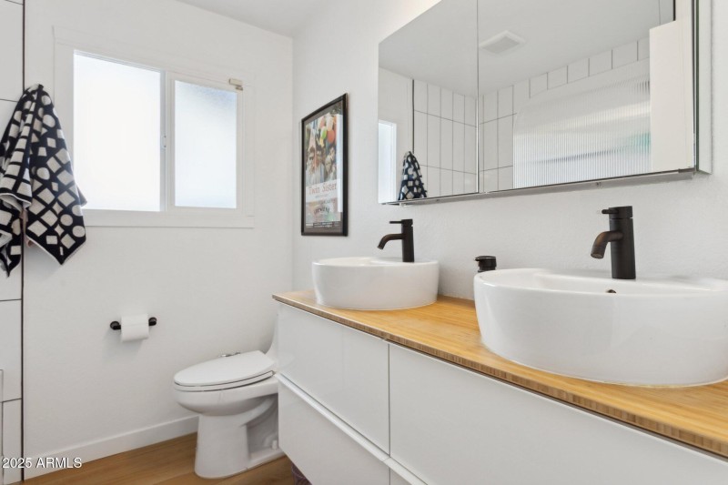 Dual vanity in primary bath
